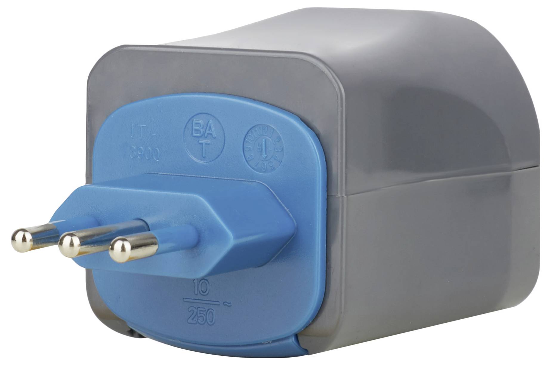 Grijs en blauw drievoudige elektrische stekkeradapter met ronde pennen, getoond op een witte achtergrond.