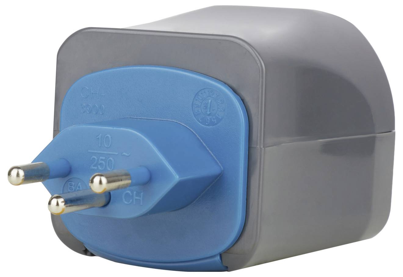 Blauwe driepolige elektrische stekkeradapter met grijs behuizing, in close-up weergegeven op een witte achtergrond.