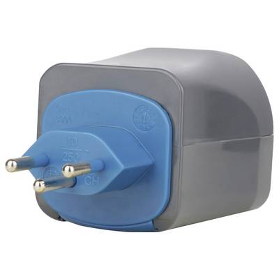 Blauwe driepolige elektrische stekkeradapter met grijs behuizing, in close-up weergegeven op een witte achtergrond.