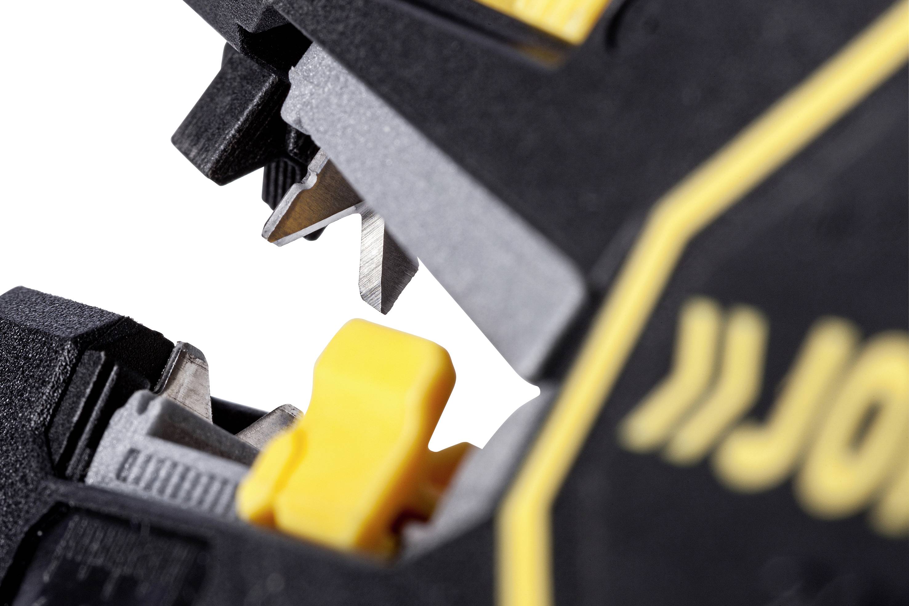 Close-up van een zwart en geel technisch apparaat met metalen messen en een gele schakelaar, waarschijnlijk een gereedschap.