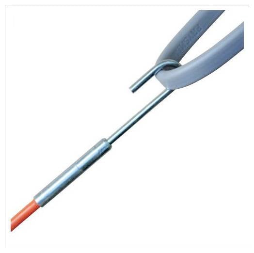 Een close-up van een zilveren metalen onderdeel dat bevestigd is aan een oranje kabel en zich bevindt in een lus van een gereedschap.