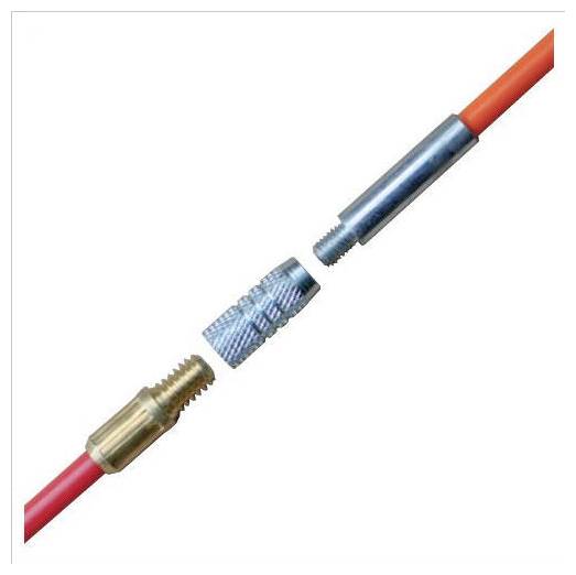 'Een rood kabel met een metalen schroefverbinding, klaar om te worden vastgeschroefd, toont een elektrische of mechanische aansluiting.'