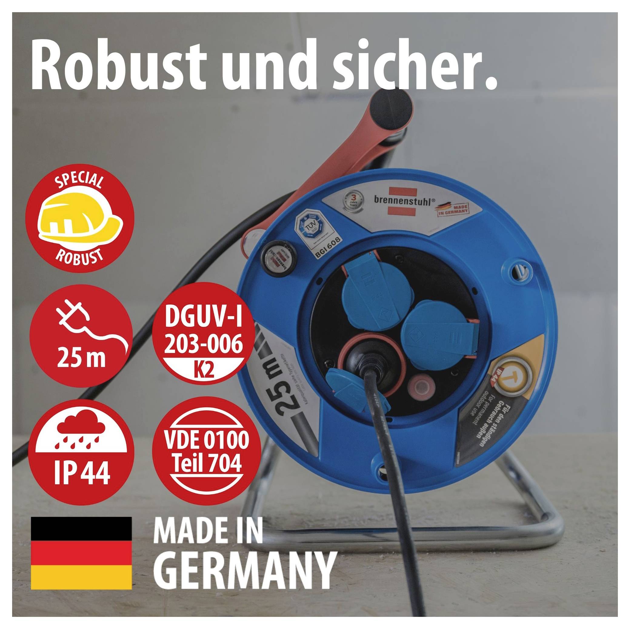 Blauwe kabeltrommelhijsstandaard met rode veiligheids-iconen en tekst 'Robuust en veilig.', '25 m', IP44, DGUV-I 203-006 K2, VDE 0100 deel 704, Gemaakt in Duitsland.