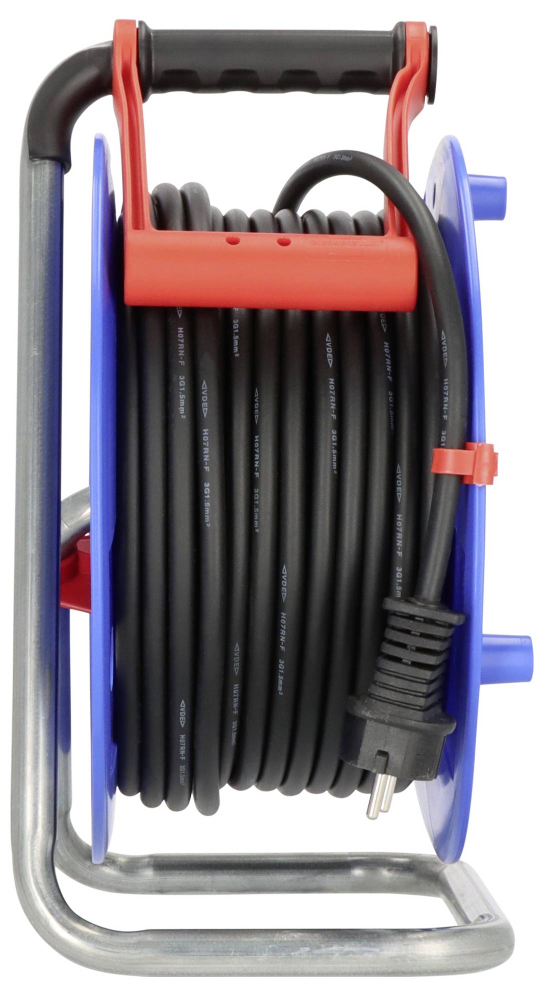 Draagbare kabelspoel met een zwart stroomsnoer opgerold op een rood en blauw metalen frame, getoond met een aangesloten stekker.