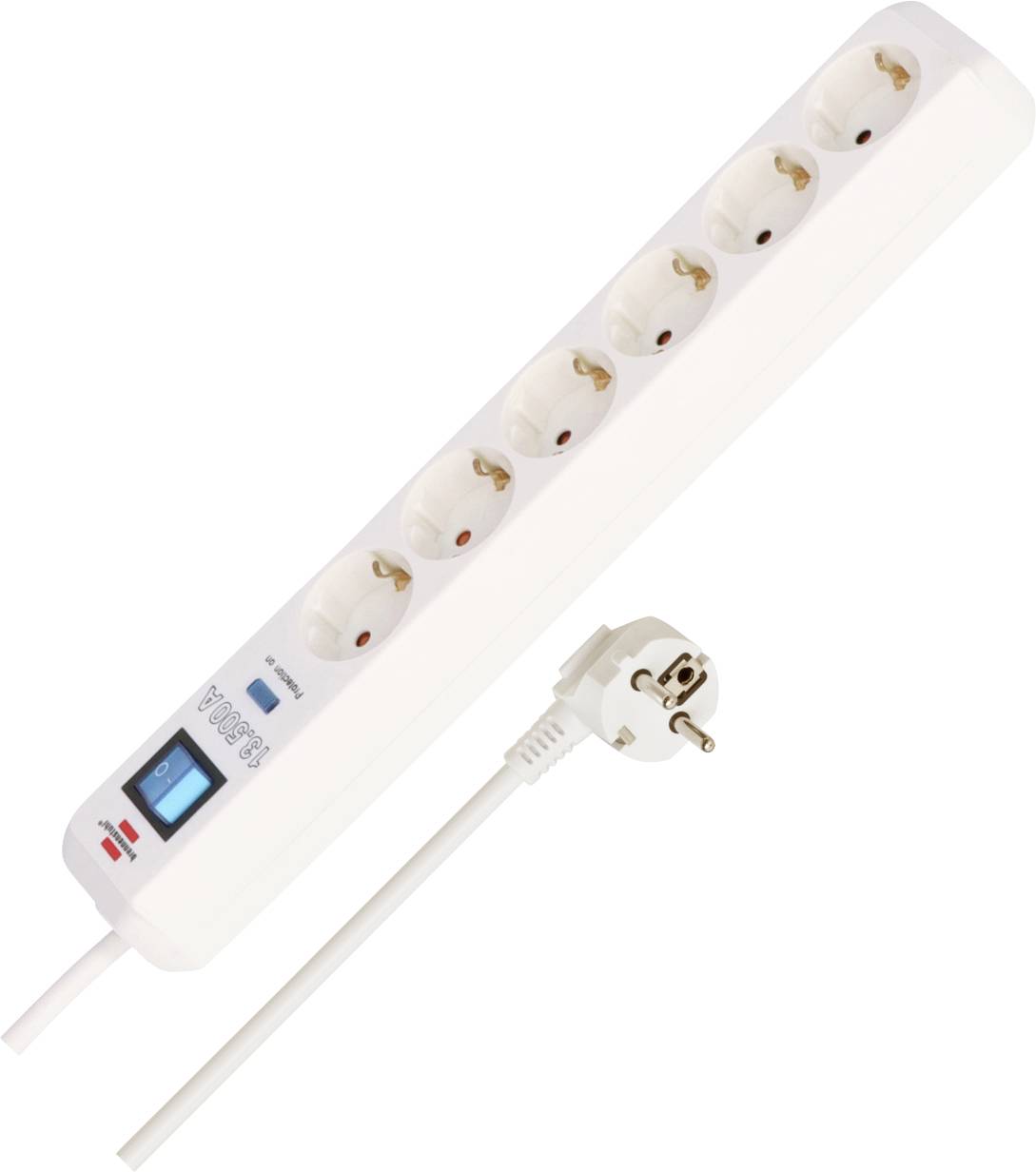 Witte stekkerdoos met zes contactdozen, een blauwe aan/uitschakelaar, indicatorlampen en een Europese stekker met snoer aangesloten.