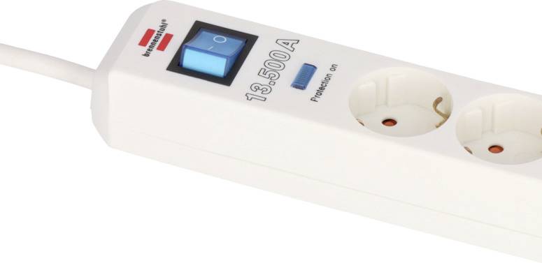 Witte stekkerdoos met twee aansluitingen en een blauwe aan-/uitschakelaar, voorzien van opschrift '13.500 A' en 'Protection On'.