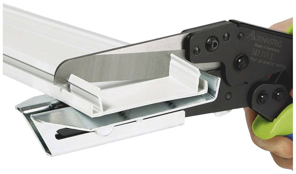 Een hand houdt een speciale tang vast die een kunststofleiding doorsnijdt. De tang heeft groene handgrepen en scherpe metalen messen.