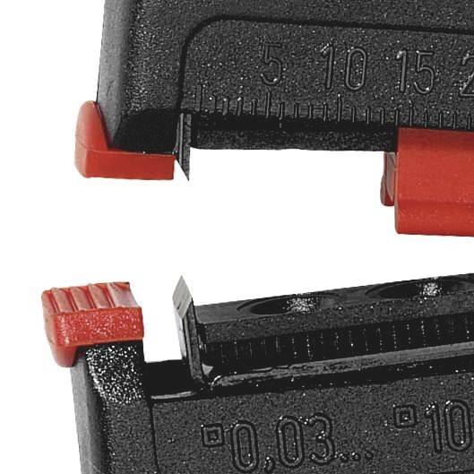 Close-up van een freesgereedschap met schaal en rood gemarkeerde instelonderdelen. Schaal toont eenheden van 0 tot 10 millimeter.