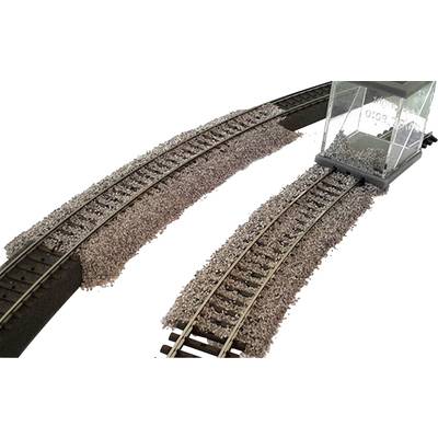 Modelspoorbaanrails met een kleine container erop. De container verdeelt het grind gelijkmatig tussen de rails.
