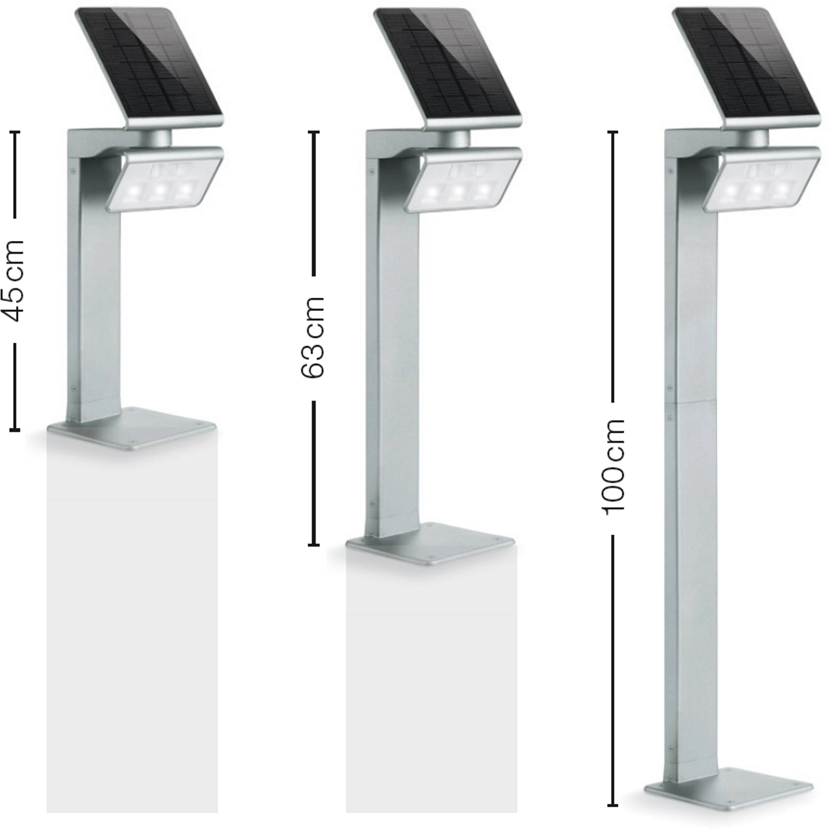 'Drie op zonne-energie werkende buitenlampen op verschillende hoogten: 45 cm, 63 cm en 100 cm. Elke lamp heeft een zonnepaneel bovenaan en LED-verlichting eronder.'