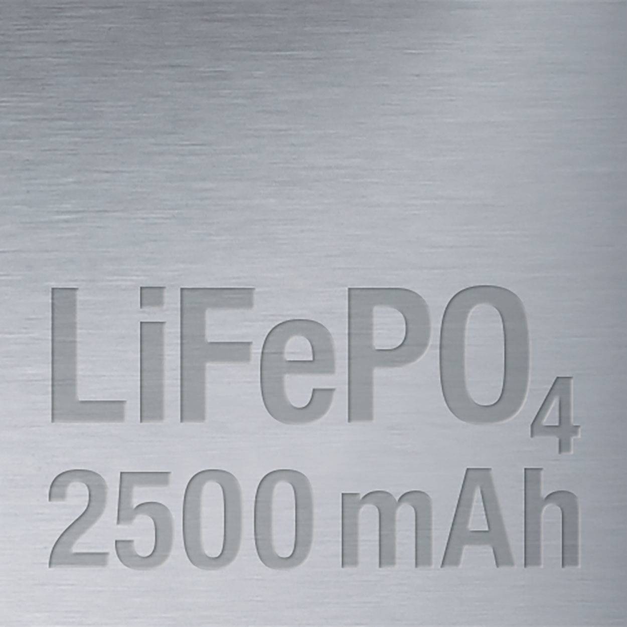 'LiFePO4 2500 mAh' in grote letters op een metalen oppervlak.