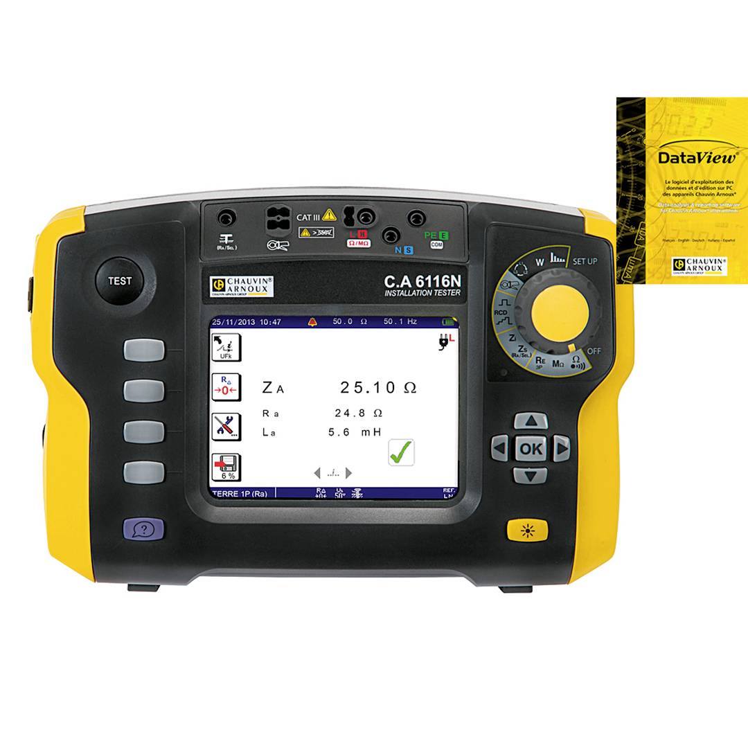 'Installatietester C.A 6116N' toont weerstand 25,1Ω. Apparaat beschikt over display, toetsen en ronde draaiknop, met 'DataView' software.