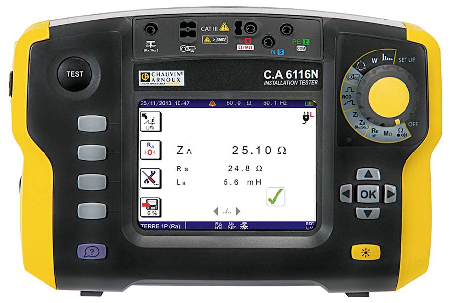 Digitale installatietester C.A 6116N van Chauvin Arnoux met beeldschermweergave voor elektrische metingen, geel-zwart, test- en navigatietoetsen.