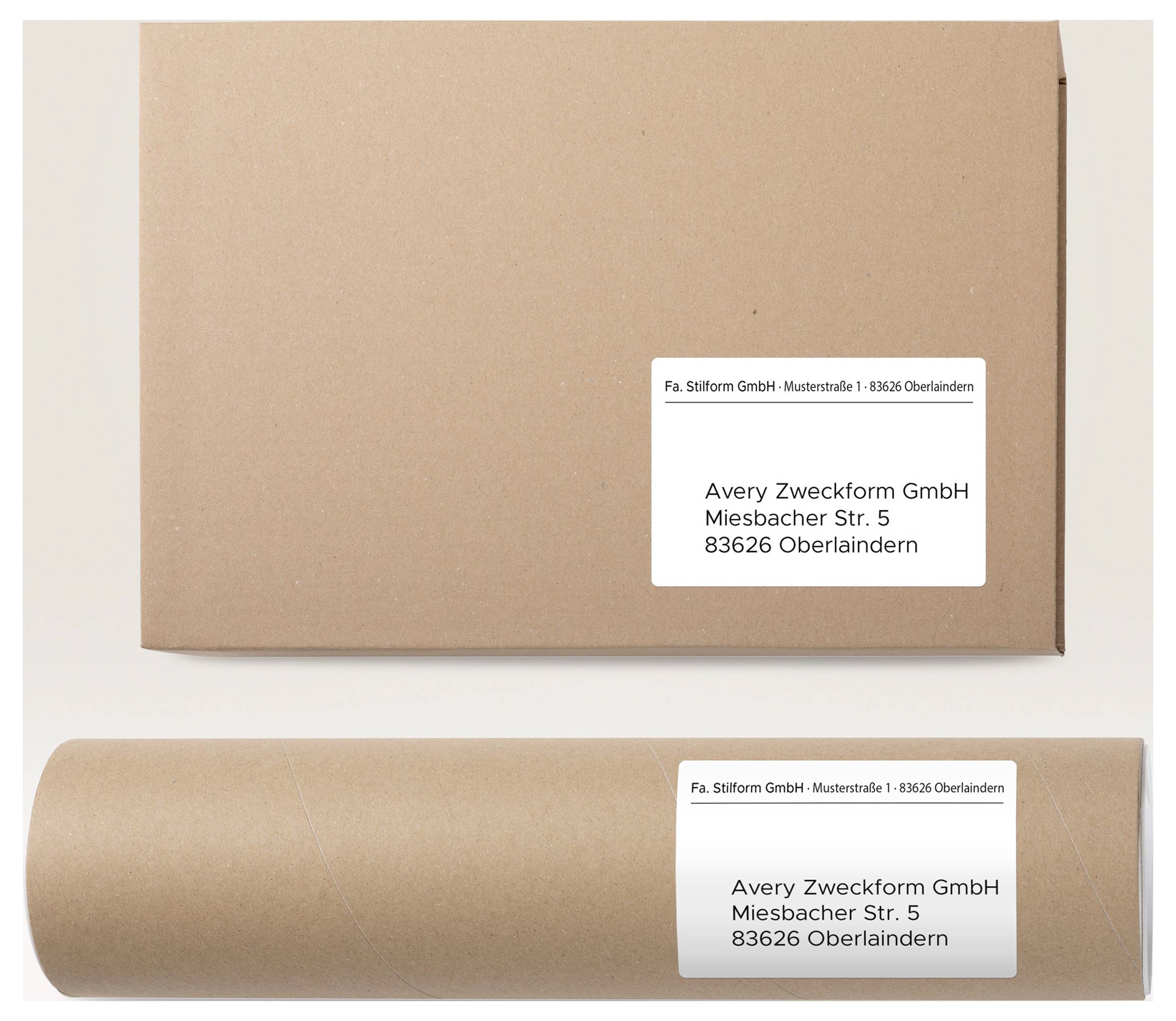 Twee bruine verzendverpakkingen, een kartonnen doos en een rol, met adresetiket voor Avery Zweckform GmbH in Oberlaindern.