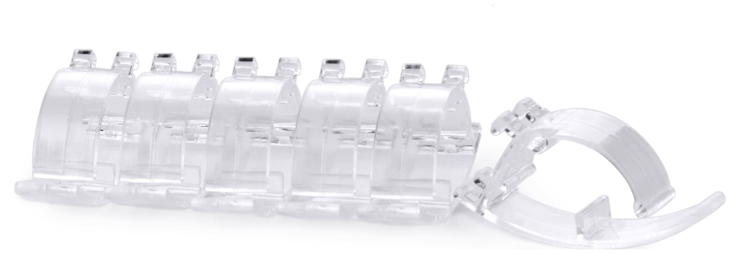 Een transparante plastic kabelorganizer met meerdere sleuven voor het vastzetten en beheren van draden, ontworpen om rommel te verminderen en kabels netjes te houden.