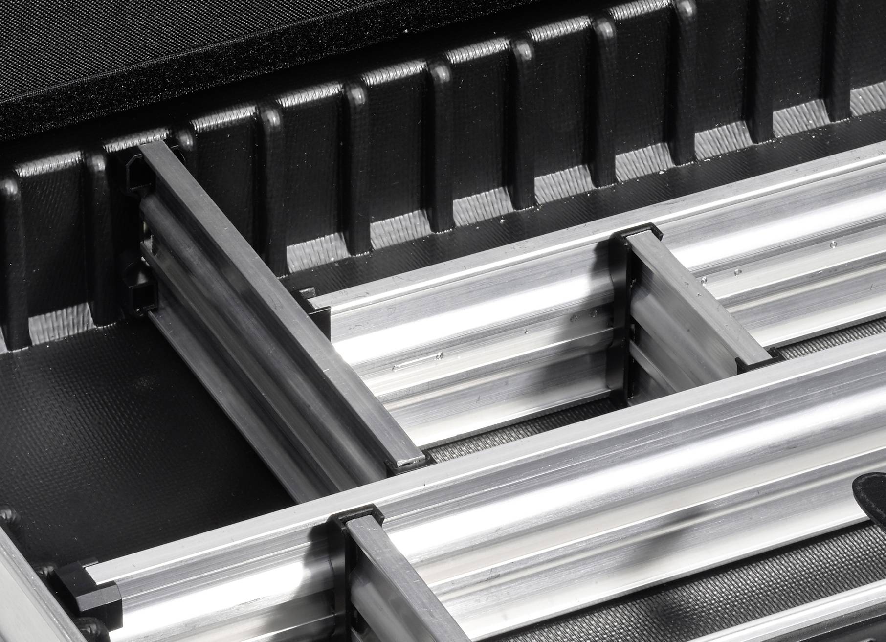 Meerdere in elkaar grijpende aluminium profielen in een compacte behuizing, die een veilige en stabiele constructie vormen.