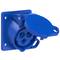 Blauwe, ronde stopcontact met drie gaten, afdekking half geopend. Wandmontage met vier zichtbare schroefgaten.