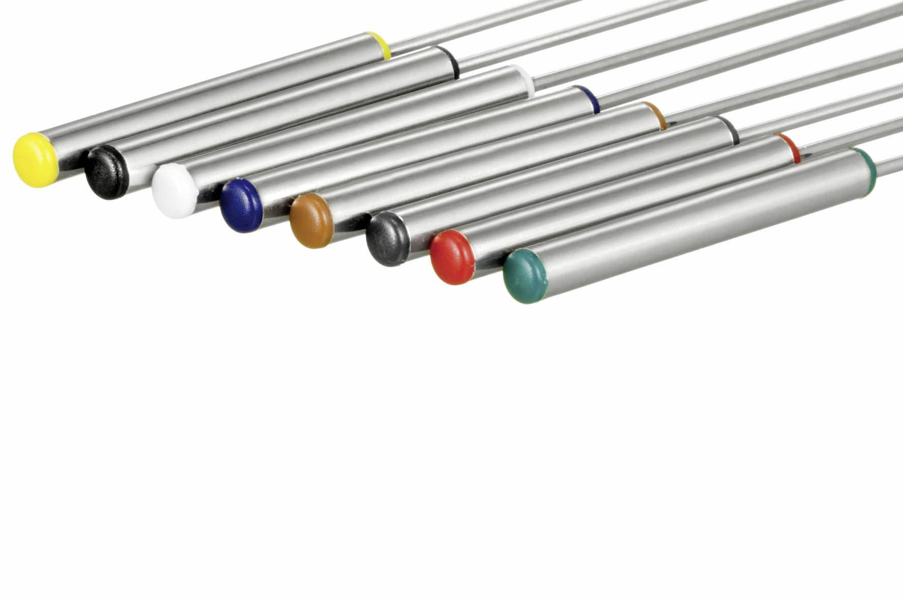 Verschillende zilveren metalen staven naast elkaar gerangschikt, elk voorzien van gekleurde eindkappen in verschillende kleuren.