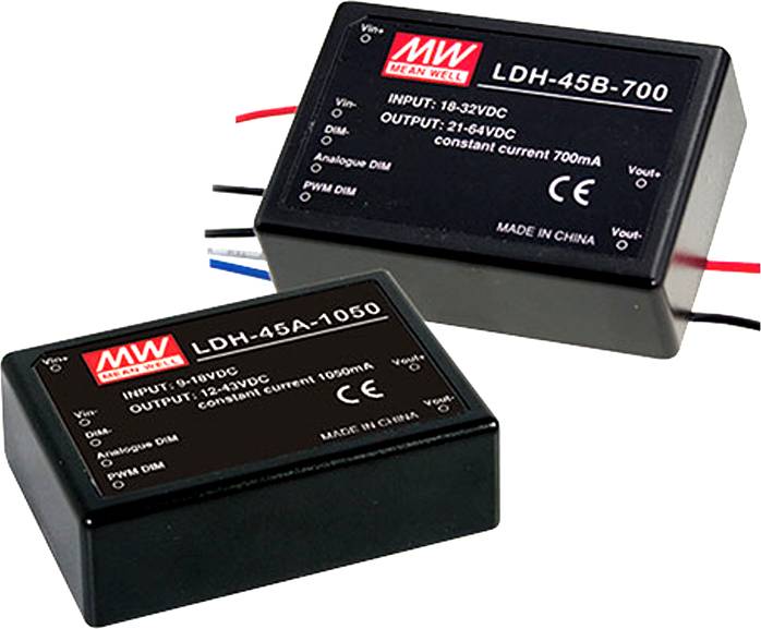 Twee zwarte elektronische modules met rode MW-logo's. Bovenaan 'LDH-45B-700', onderaan 'LDH-45A-1050'. Ze tonen ingangs- en uitgangsspanningen aan.