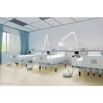 Twee lege ziekenhuisbedden in een lichte, moderne ziekenhuiskamer met medische apparatuur en monitors aan de muren.