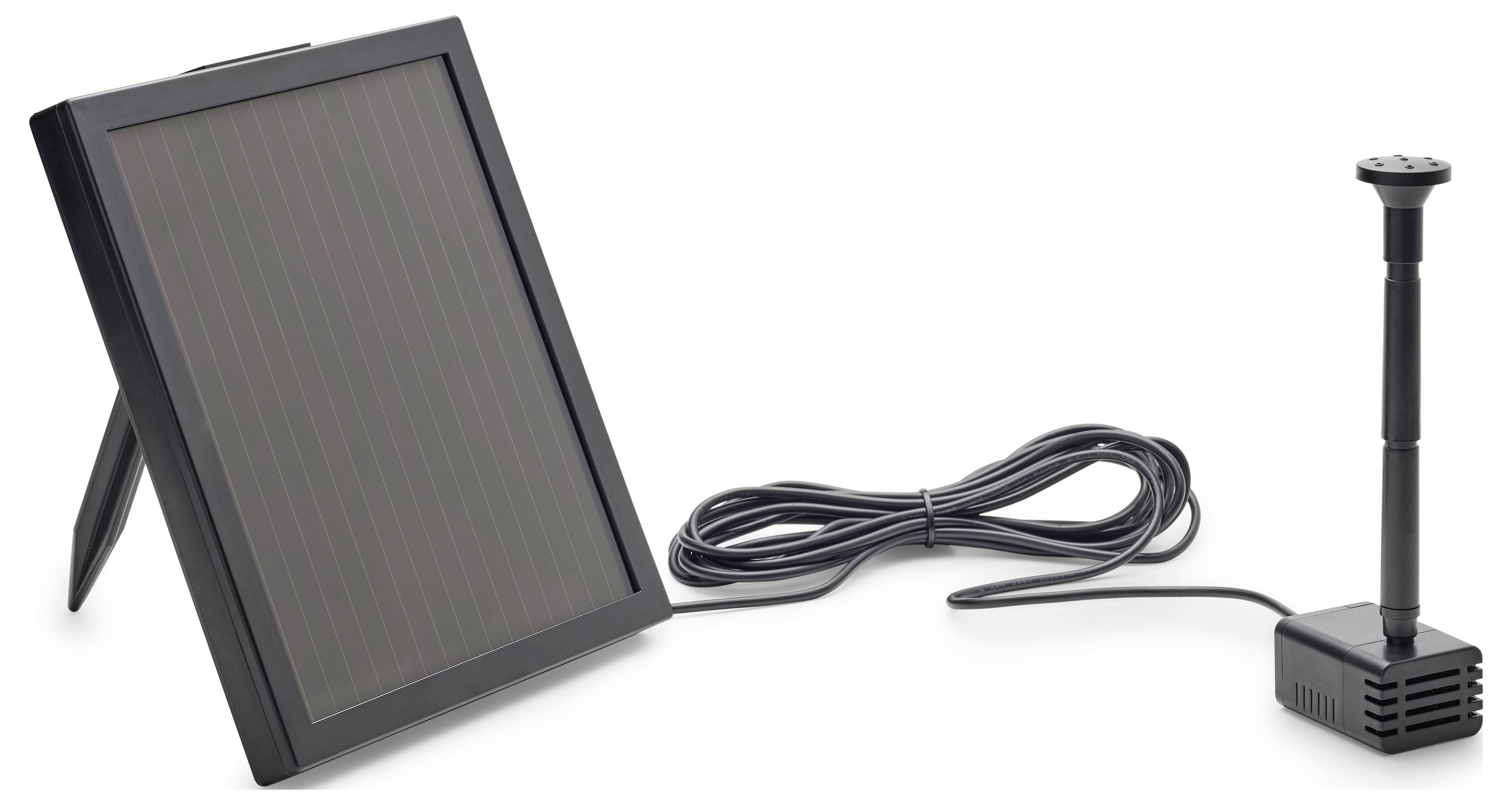 Een zonnepaneel verbonden met een pomp, die een door zonne-energie aangedreven waterelement opstelling weergeeft met een paneel standaard en een lange kabel voor flexibele positionering.