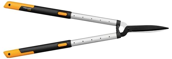 Tuinhaagschaar met zwarte en oranje handgrepen, ontworpen voor het trimmen van struiken en hagen.