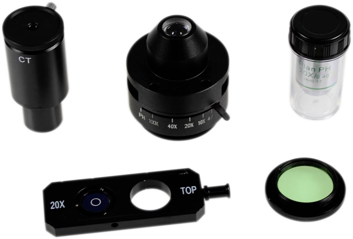 Een microscoop-accessoireset met objectieven en filters in verschillende maten, inclusief een 20X-objectief en een groenachtig filter.