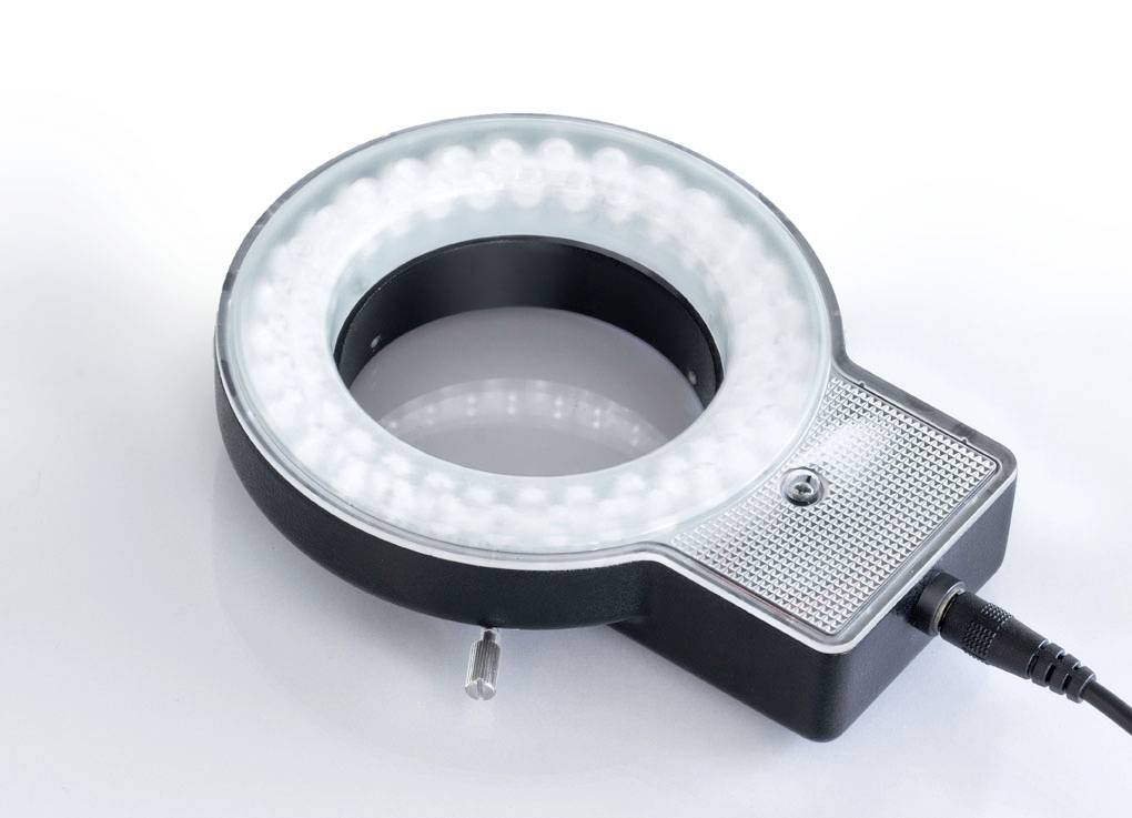 Een circulaire LED-ringlamp die wordt gebruikt voor verlichting in de fotografie. Hij is aangesloten via een stroomkabel.