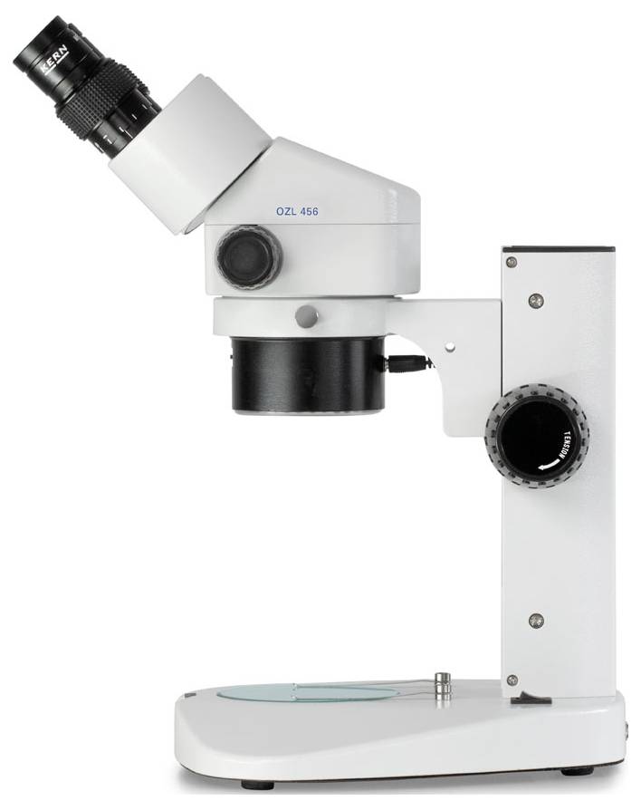 Een wit microscoop met twee oculairs staat langs de zijkant. Het is geschikt voor vergrotingen bij wetenschappelijk onderzoek.