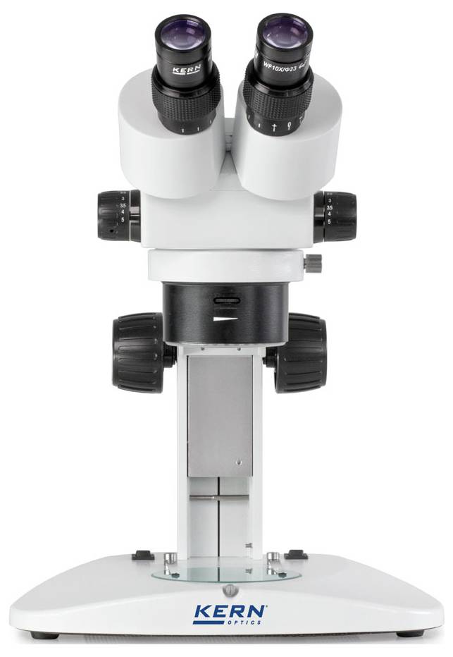 Een binoculair laboratoriumsmicroscoop staat rechtop, met draaiknoppen voor scherpstelling en twee oculairen voor waarnemingen.
