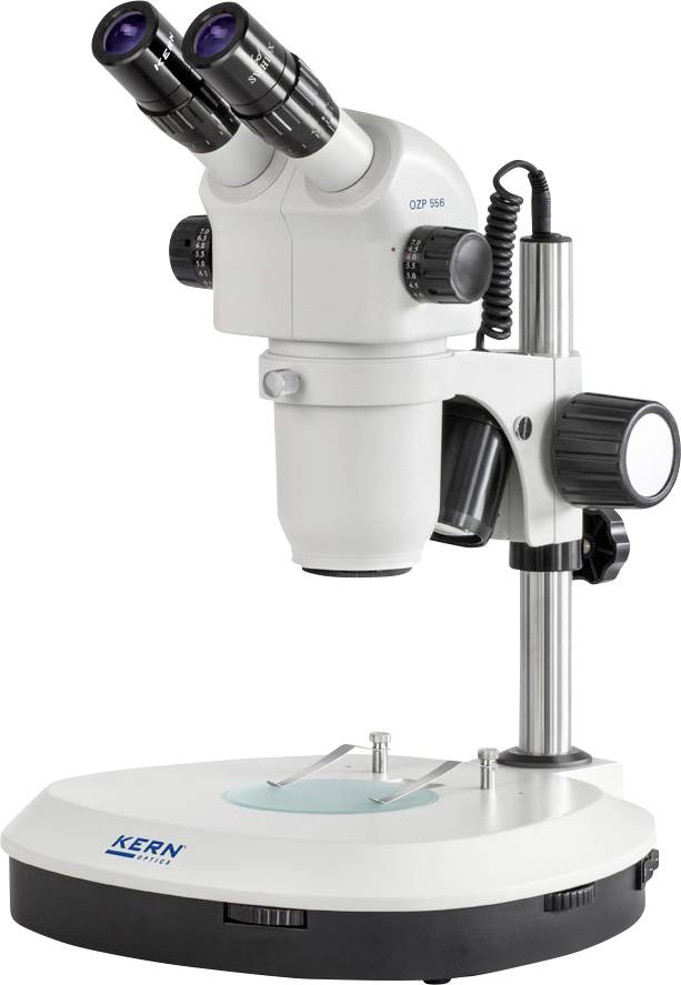 Microscoop met twee oculairs en een vergrotingsregelaar op een witte achtergrond. Geschikt voor laboratorium- of wetenschappelijk onderzoek.