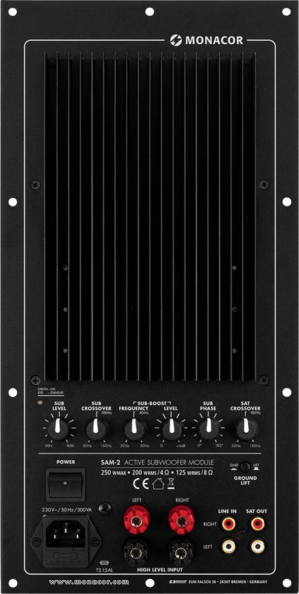 Actief subwoofer-module met koelribben en regelaars voor volume en frequentie. Ingangen en schakelaars voor verschillende instellingen. Merk: Monacor.
