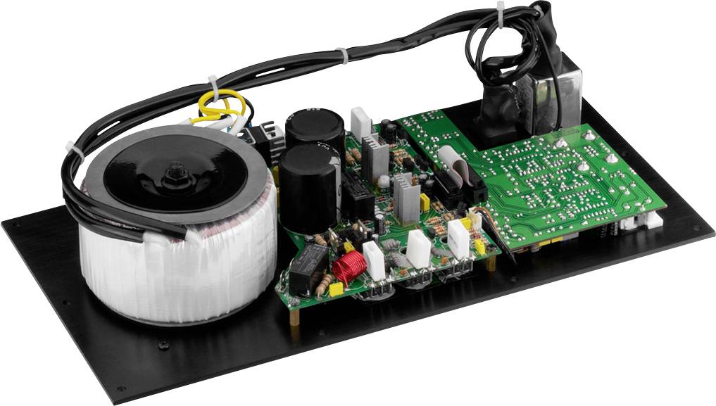 Een printplaat met verschillende elektronische componenten zoals spoelen, weerstanden en condensatoren op een zwarte ondergrond.