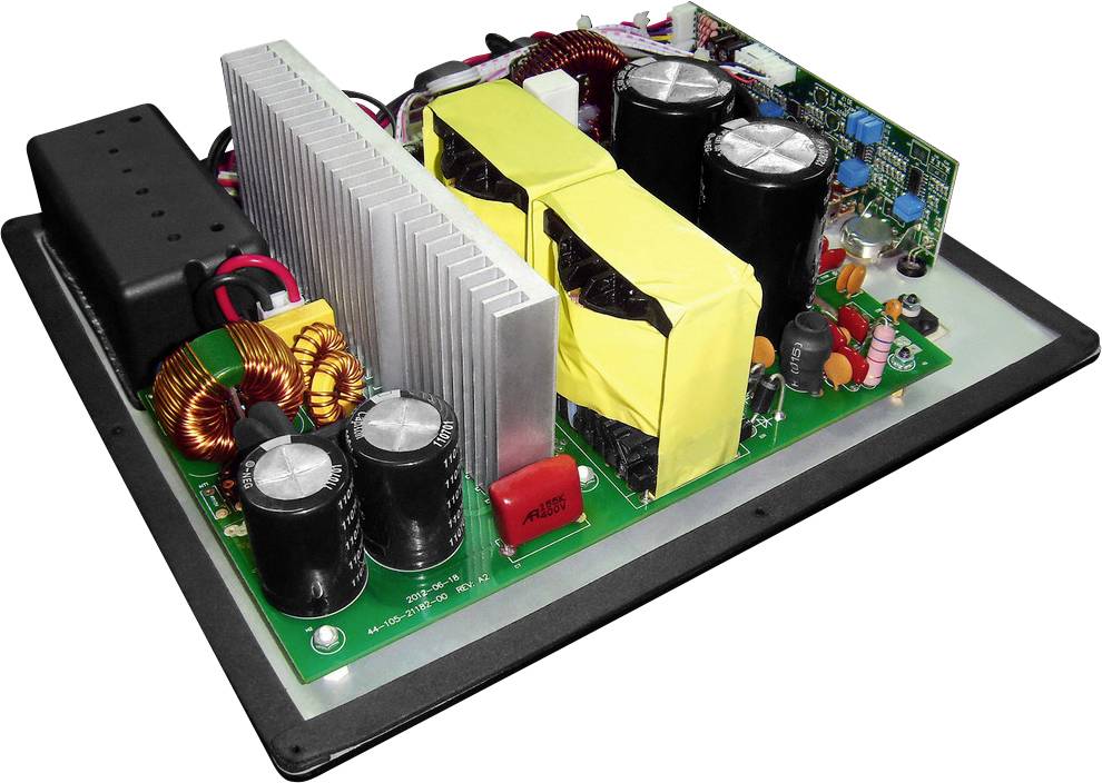 Elektronische printplaat met condensatoren, spoelen en koelribben op een zwart frame. Hoofdcomponenten van een schakeling zichtbaar.