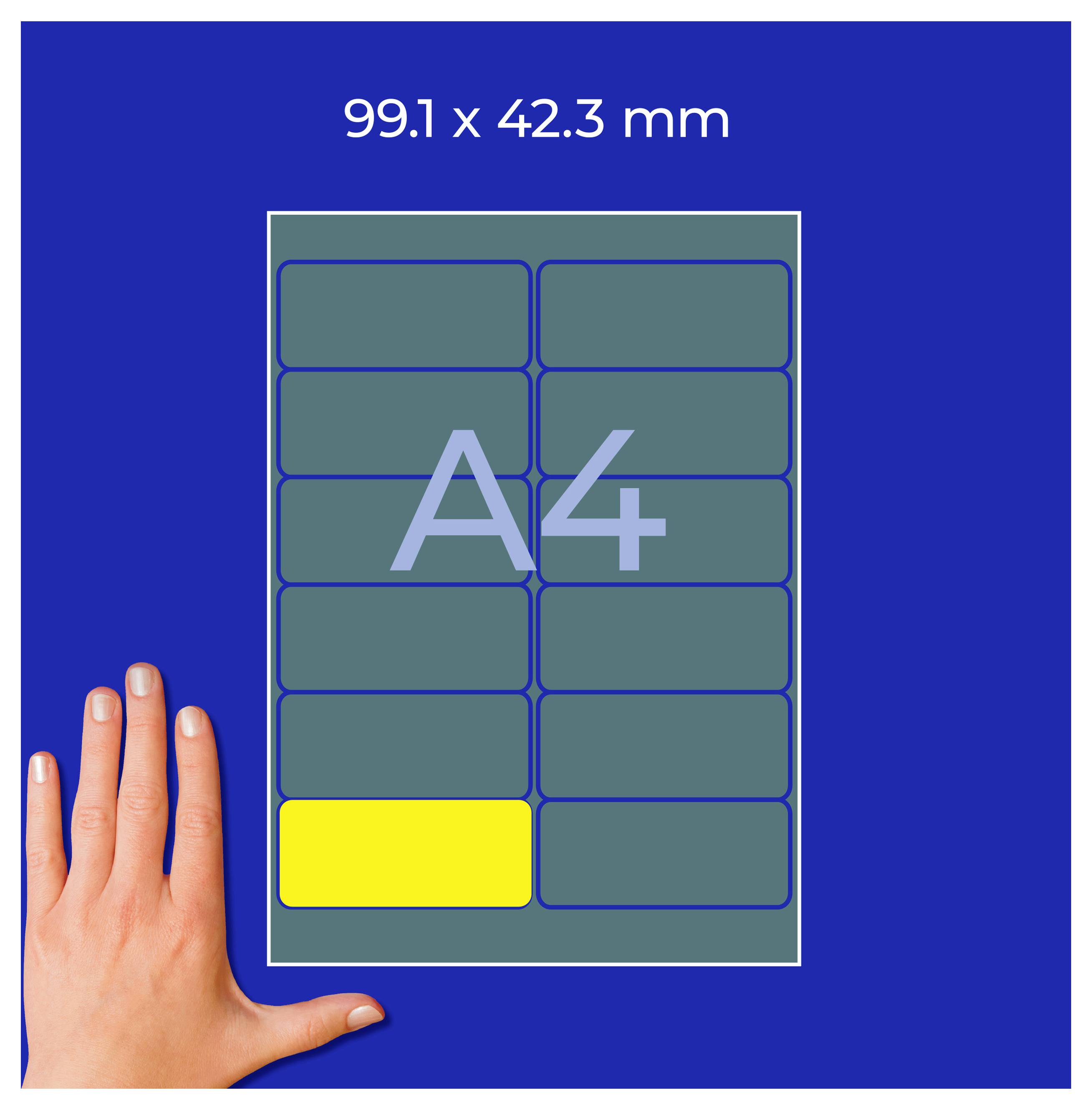 Illustratie van een A4-etiket met 99,1 x 42,3 mm en 2 kolommen; één veld is geel gemarkeerd, hand toont de grootte.