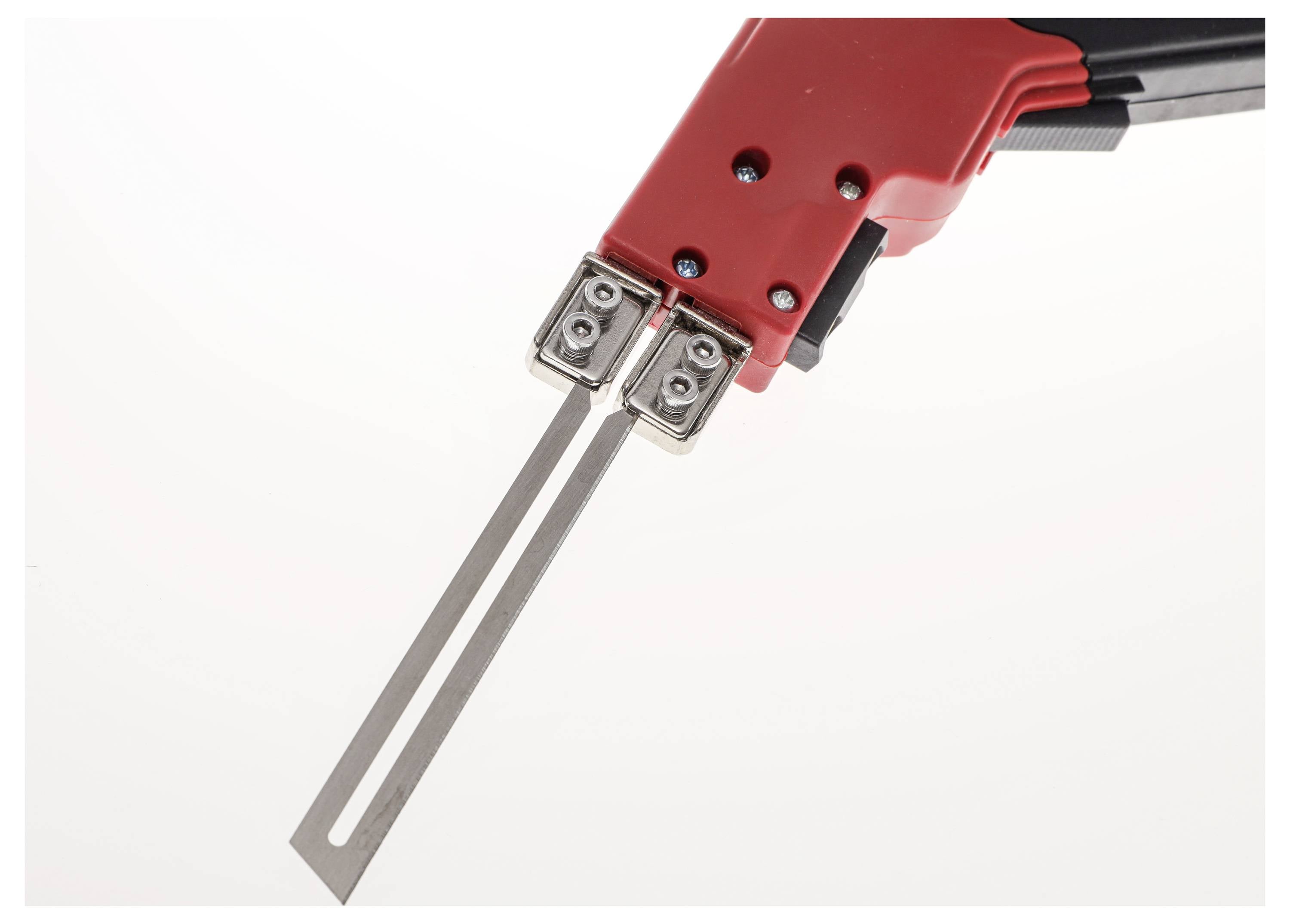 Rood warmsnijgereedschap met twee lange, smalle messen voor het nauwkeurig snijden van materialen zoals thermoplastics en schuim.