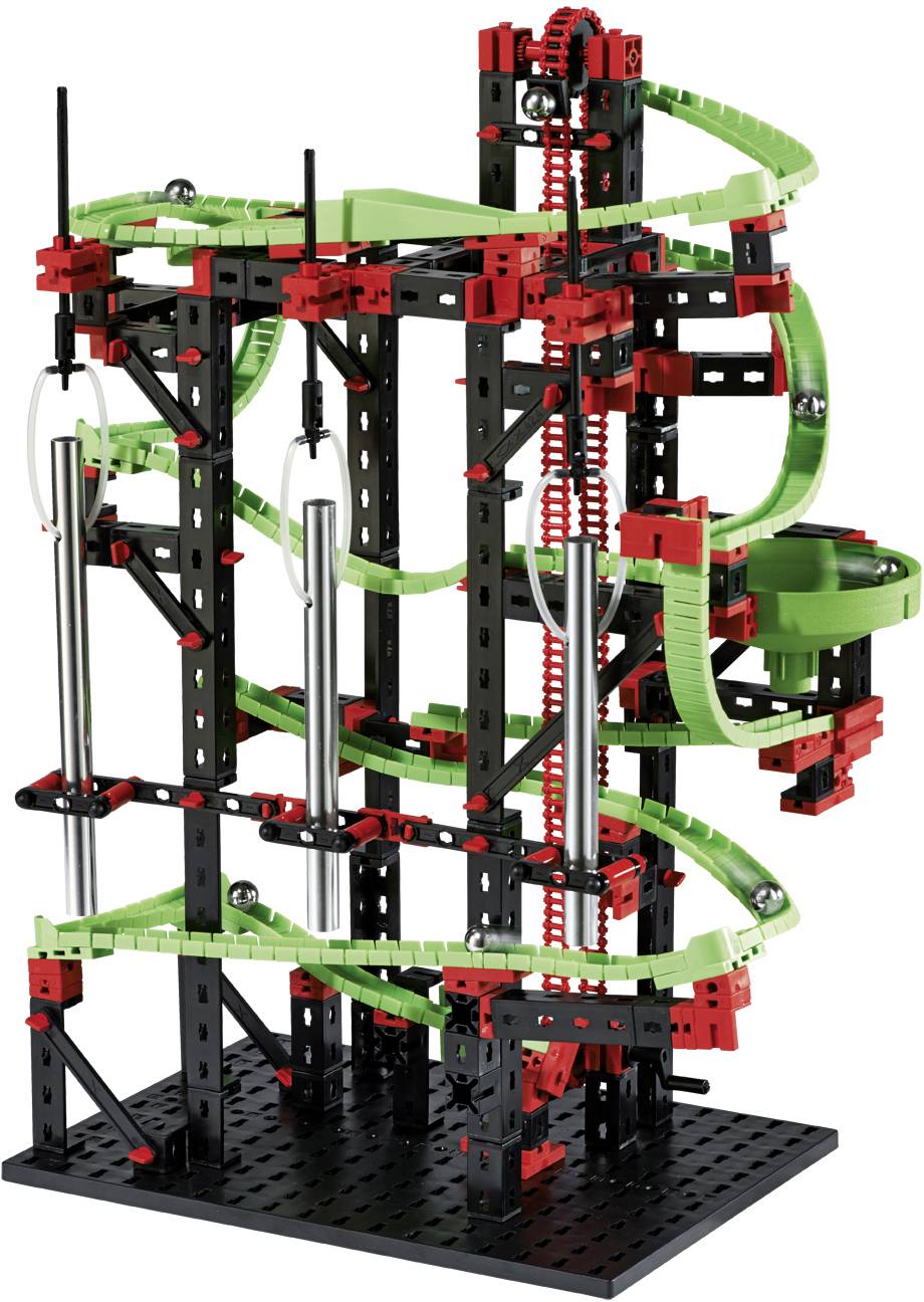Een complexe knikkerbaan-bouwset van zwarte, rode en groene bouwstenen, met meerdere verdiepingen en lussen voor creatieve constructies.