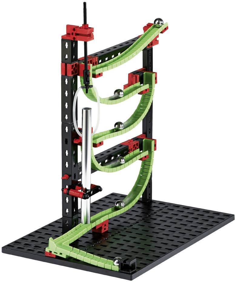 Een kogelbaan van zwart en rood kunststof met groene rails. De ballen rollen door bochten en lussen op een stabiele basis.