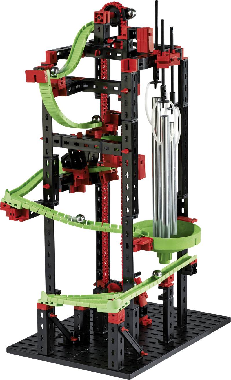 Een toren van zwarte, rode en groene constructiebouwstenen met een kogelbaan die zich over meerdere niveaus uitstrekt.