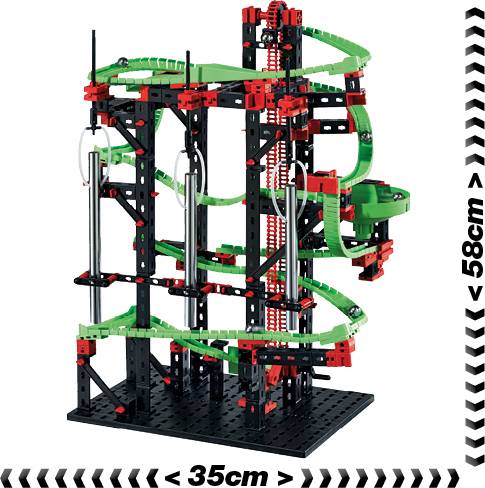 Constructieset met zwarte en rode frame en groene rails, toont een knikkerbaan met verschillende hoogtes. Afmetingen: 58 cm hoog, 35 cm breed.