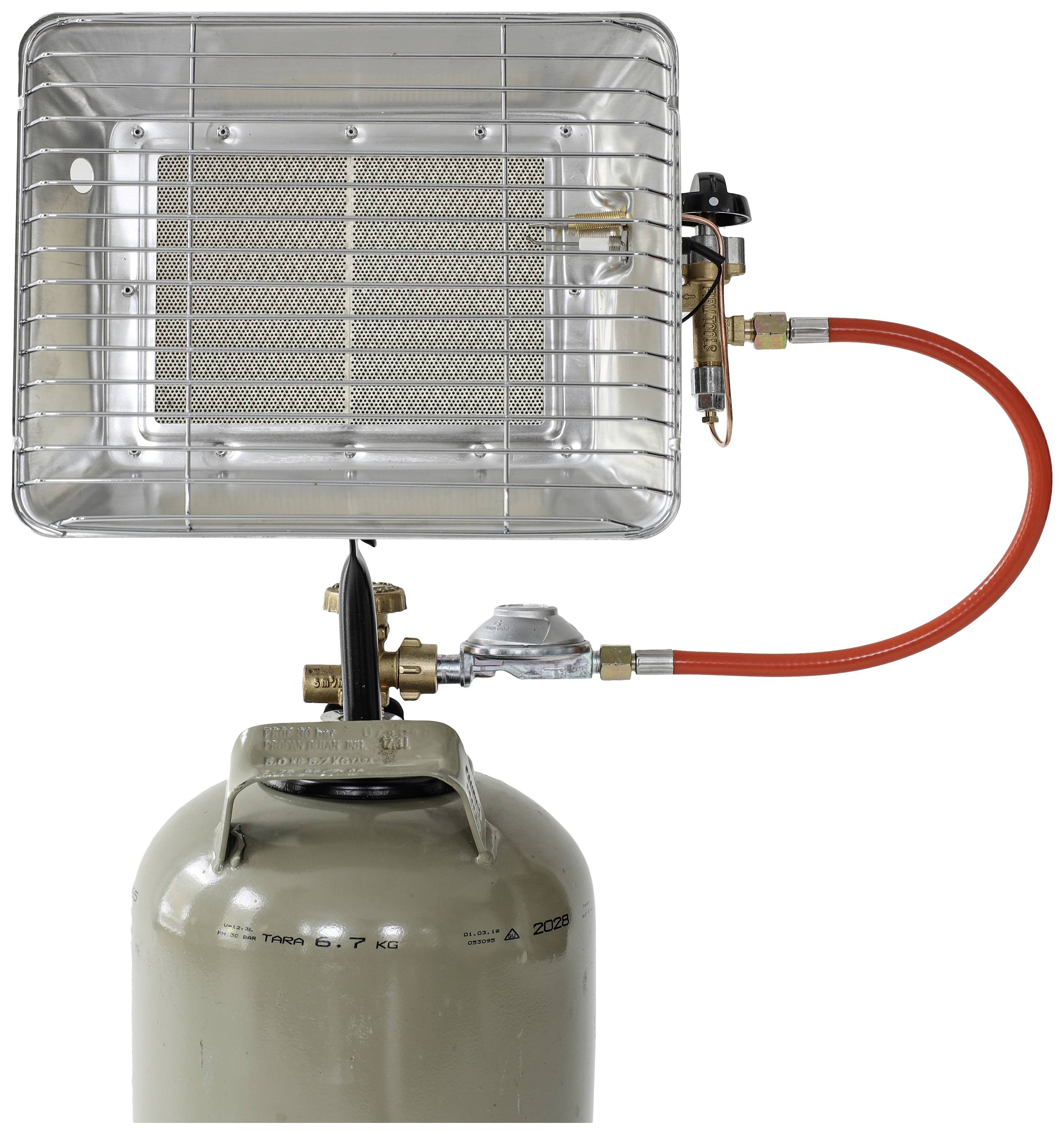 Een zilveren gasstraalkachel met een rode slang, gemonteerd op een grijze gasfles. Hij wordt gebruikt voor mobiele warmteproductie.