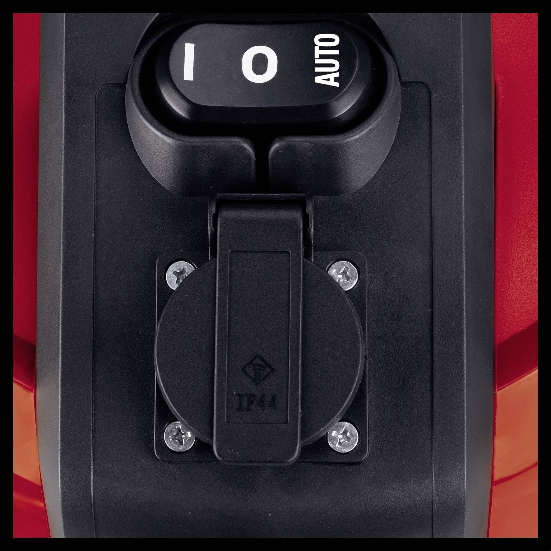 Een rode elektronische schakelaar met de opties '0', 'I' en 'AUTO', daaronder een gesloten contactdoosafdekking met de opdruk 'IP44'.