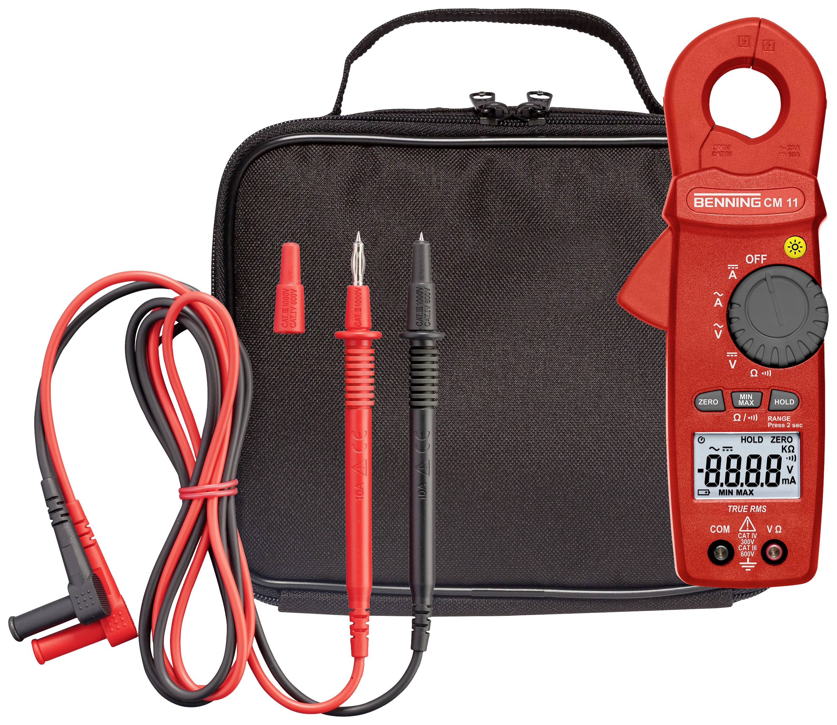 Een rood digitaal multimeter met kabels en meetleidingen voor een zwarte draagtas. Het display toont een waarde van '88.8'.