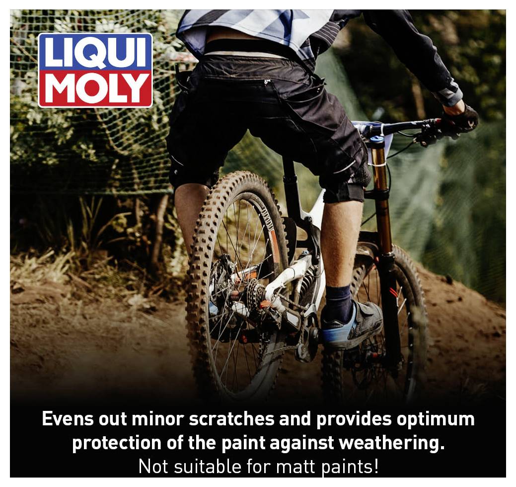 Een mountainbiker rijdt bergaf, omringd door bomen. Linksboven het logo van 'LIQUI MOLY'. Onderaan tekst: 'Beschermt lak optimaal, niet geschikt voor matte lak'.