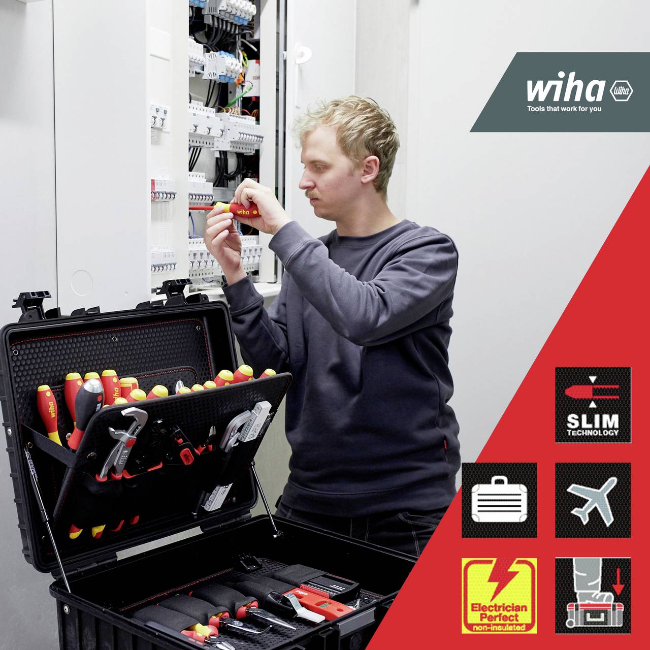 Elektricien werkt aan een schakelkast met Wiha-gereedschappen uit een geopende gereedschapskoffer. Logo en symbolen op een rode achtergrond.