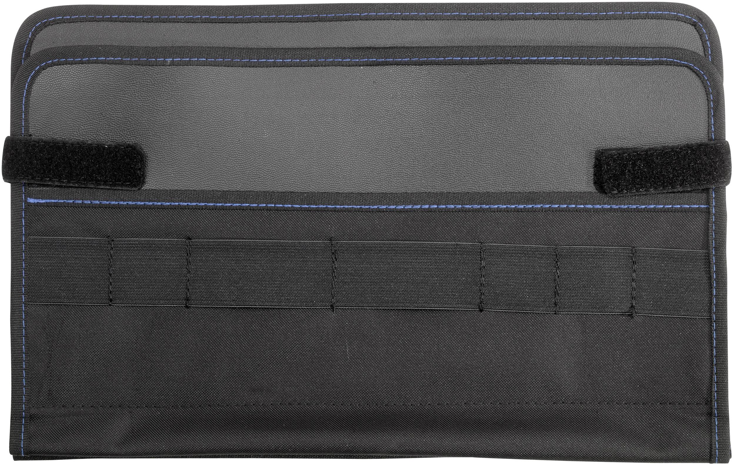 Zwart nylon etui met klittenbandsluiting en blauwe stiksels; geschikt voor de opslag van voorwerpen zoals gereedschappen.