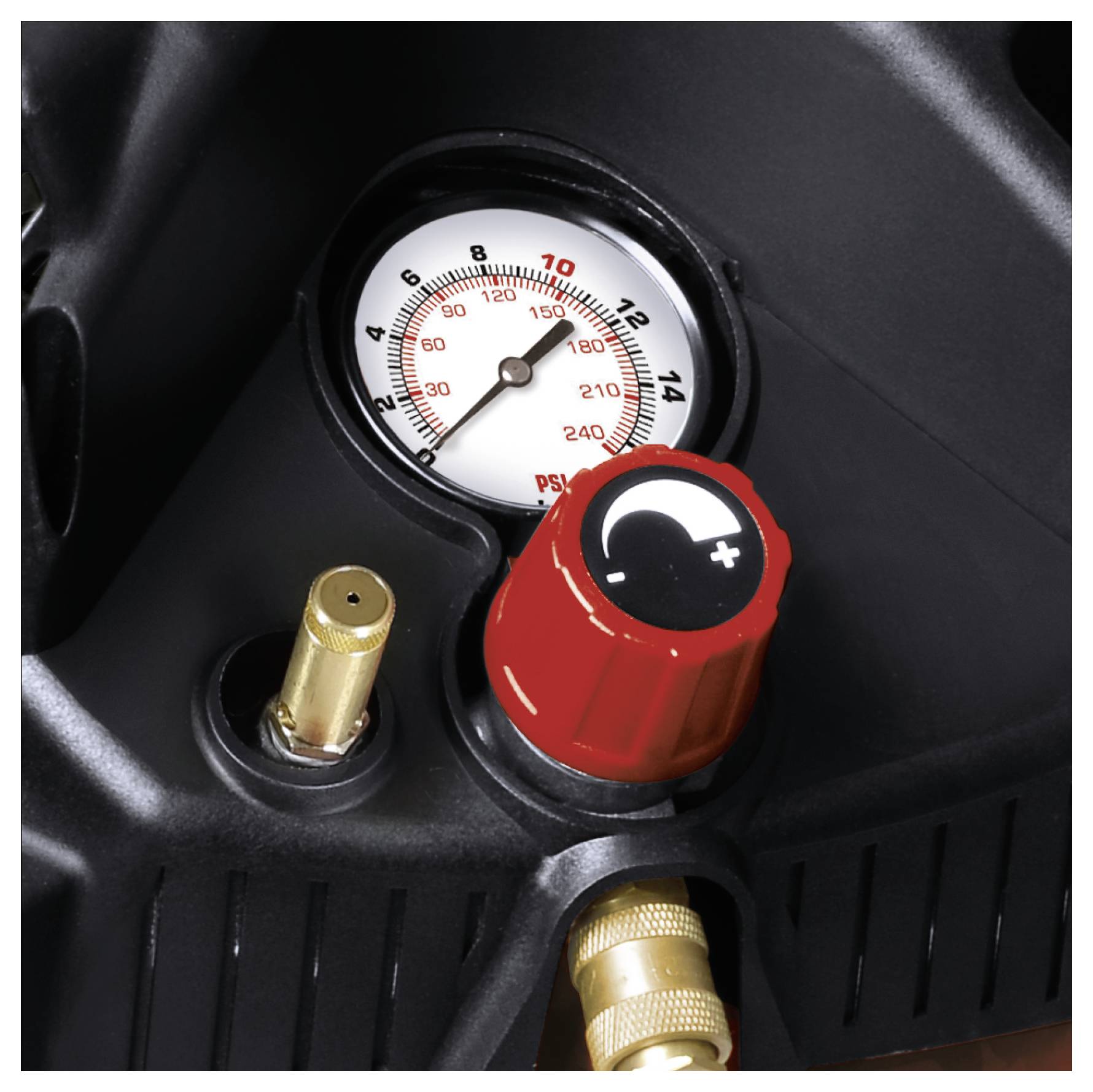 Close-up van een manometer met een rode instelknop en koperen aansluitingen op een zwart apparaat, met een drukschaal in psi en bar.