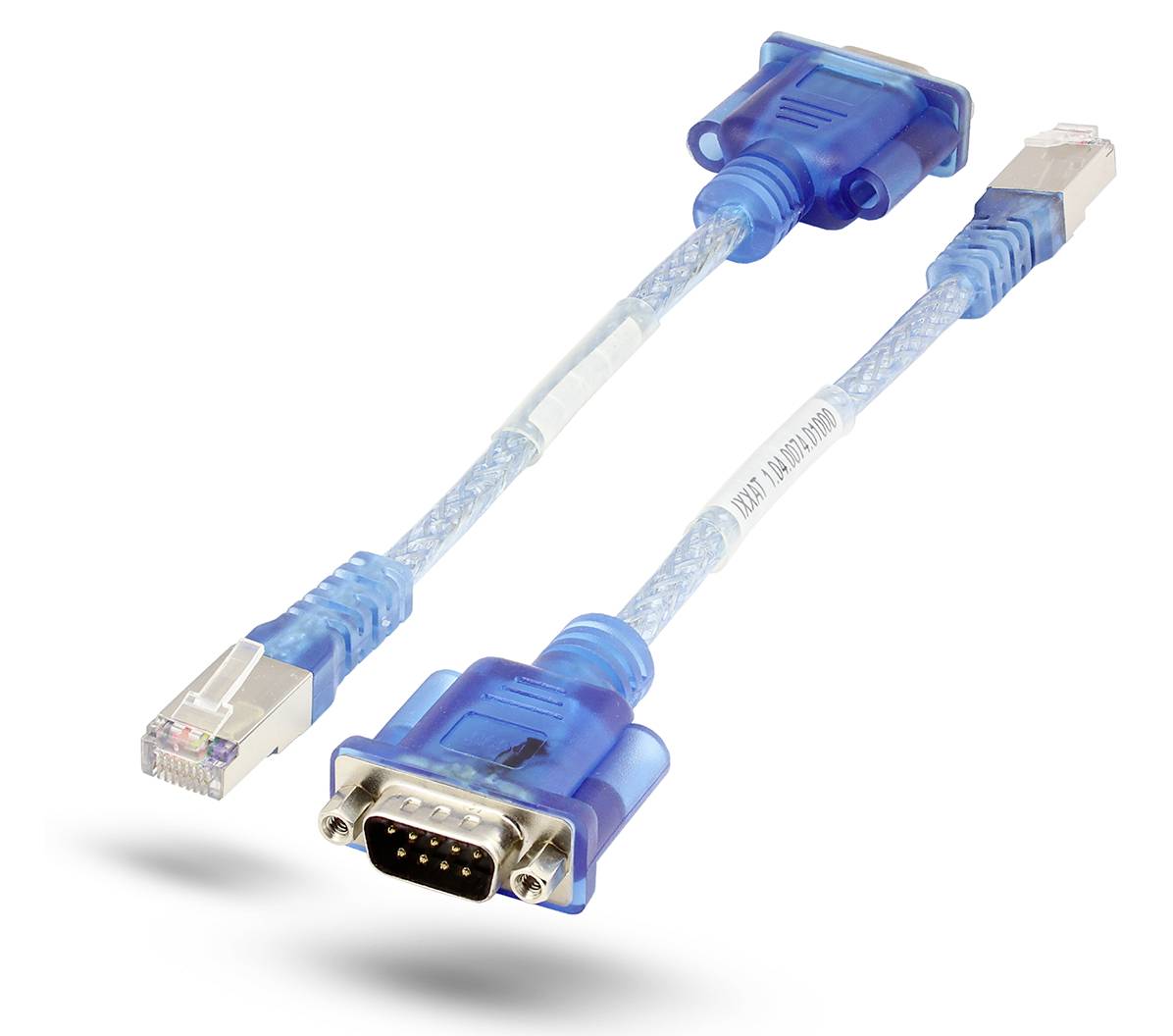 Blauwe adapterkabel: Aan de ene kant een VGA-stekker, aan de andere kant een Ethernet-stekker. Geschikt voor het verbinden van verschillende apparaten.