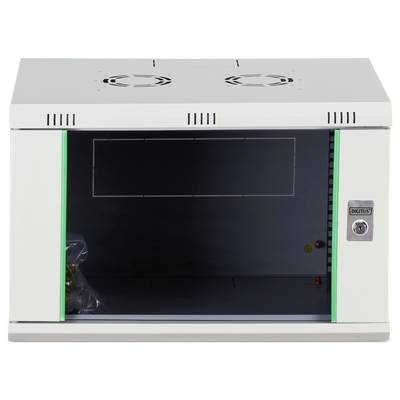 Een witte metalen kast met ventilatiesleuven en een vergrendelmechanisme aan de rechterkant, openstaand en leeg op wat bedrading na.