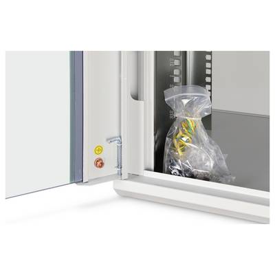 Een open kastdeur waarop een verzegelde plastic zak met gele en zwarte draden in het kastje zichtbaar is. Een meetschaal is aan de zijkant te zien.